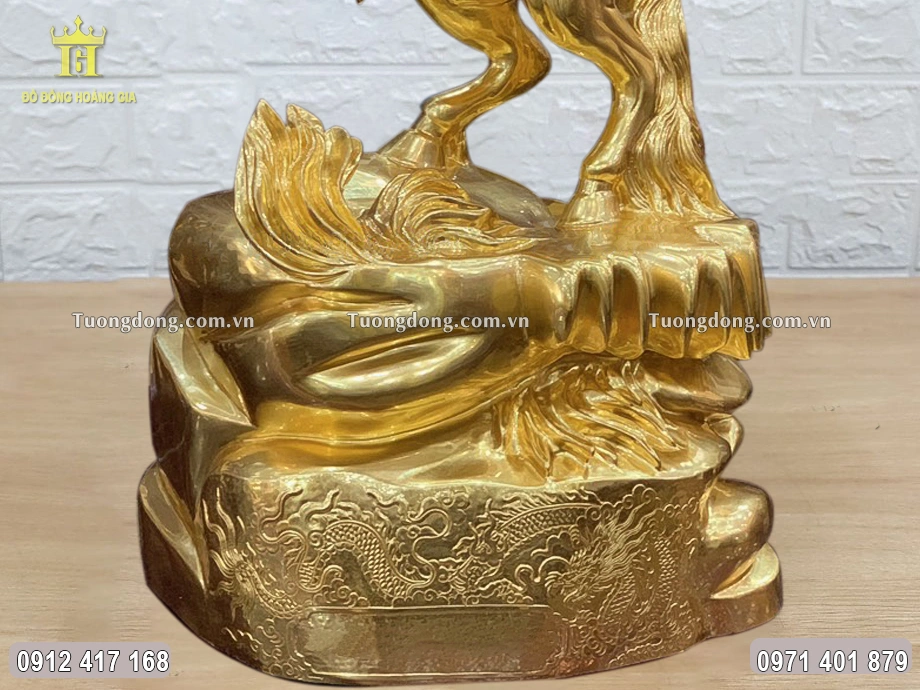 Phần chân đế chạm khắc linh vật rồng sinh động, sắc nét